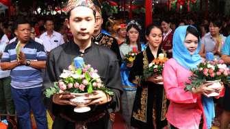 Sejumlah umat Budha melakukan perayaan Hari Trisuci Waisak di Wihara Ekayana Arama-Indonesia Buddhist Center, Tanjung Duren, Jakarta, Kamis (11/5).