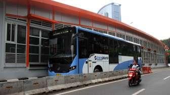 Transjakarta melakukan uji coba rute baru Koridor 13 Tendean-Ciledug, Jakarta, Jumat (12/5).