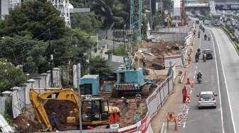 Pembangunan proyek Light Rail Transit (LRT) di kawasan Jalan MT Haryono, Jakarta, Jumat (12/5).