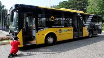 Mendapat hibah tiga bus Transjakarta ramah disabilitas dari PT. United Tractor.