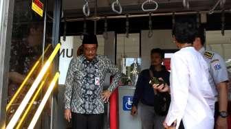 Plt Gubernur DKIJakarta Djarot Saiful Hidayat menerima tiga bus Transjakarta ramah disabilitas, di Jakarta, Jumat (12/5).