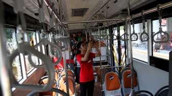 Plt Gubernur DKIJakarta Djarot Saiful Hidayat menerima tiga bus Transjakarta ramah disabilitas, di Jakarta, Jumat (12/5).