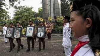 Civitas Akademik dan orang tua korban Tragedi Trisakti menggelar peringatan 12 Mei 1998 atau 19 Tahun Reformasi di Universitas Trisakti Jakarta, Jumat (12/5).