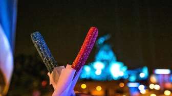 Penggemar Star Wars, Cicipi Churros Bentuk Lightsaber Ini!