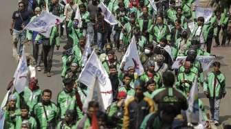 Pengemudi ojek online berunjuk rasa dengan berjalan kaki dari bundaran 'Patung Kuda' menuju Gedung Kementerian Perhubungan, Jakarta, Senin (15/5).