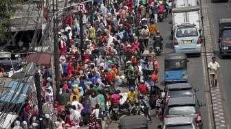 Suasana pedagang kaki lima (PKL) berjualan di sepanjang trotoar di kawasan Pasar Tanah Abang, Jakarta, Senin (15/5).