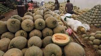 Pedagang buah di Pasar Induk Kramat Jati, Jakarta, Selasa (16/5)