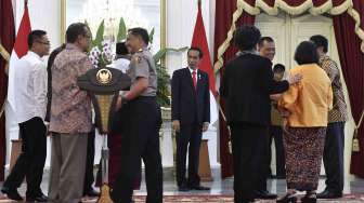 Presiden Joko Widodo didampingi Kapolri Jenderal Pol Tito Karnavian dan Panglima TNI Jenderal TNI Gatot Nurmatyo menerima tokoh lintas agama di Istana Merdeka, Jakarta, Selasa (16/5).