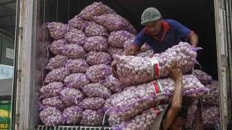 Pedagang bawang putih impor di Pasar Induk Kramat Jati, Jakarta, Selasa (16/5).