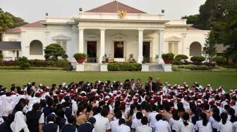 Presiden Joko Widodo (tengah) membacakan dongeng Lutung Kasarung saat acara Gemar Baca dalam rangka Hari Buku Nasional di halaman tengah Istana Merdeka, Jakarta, Rabu (17/5/2017). [Antara/Puspa Perwitasari]