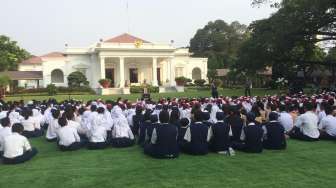 Ratusan Siswa SD dan SMP Berkumpul di Istana Kepresidenan