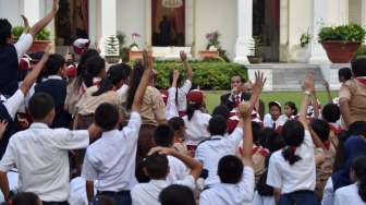 Para pelajar berebut menjawab pertanyaan Presiden Joko Widodo saat acara Gemar Baca dalam rangka Hari Buku Nasional di halaman tengah Istana Merdeka, Jakarta, Rabu (17/5/2017). [Antara/Puspa Perwitasari]