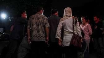 Kuasa hukum tersangka kasus penyebaran konten pornografi, Firza Husein, di Polda Metro Jaya, Jakarta, Rabu (17/5/2017) malam. [Suara.com/Kurniawan Mas'ud]