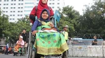 Penyandang disabilitas berkumpul di depan Istana, di Jakarta, Kamis (18/5).