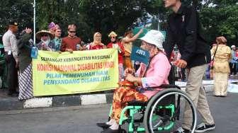 Penyandang disabilitas berkumpul di depan Istana, di Jakarta, Kamis (18/5).