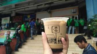 Driver Ojek Online Rela Antre Berjam-jam demi Kopi Susu Tetangga