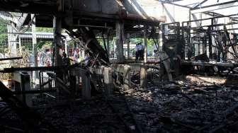 Kebakaran di Stasiun Klender, Jakarta Timur, Jumat (19/5).