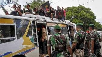 Penjagaan oleh aparat TNI saat masyarakat adat Suku Dayak mengikuti Pekan Gawai Dayak ke-32 di kawasan rumah adat Radakng, Pontianak, Kalimantan Barat, Sabtu (20/5/2017). [Suara.com/Kurniawan Mas'ud]