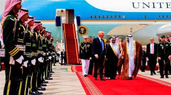 Penyambutan resmi kedatangan Presiden Amerika Serikat (AS) Donald Trump dan rombongan oleh Raja Arab Saudi Salman bin Abdulaziz al-Saud, di Bandara Internasional Raja Khalid, Sabtu (20/5/2017). [Bandar al-Jaloud/Saudi Royal Palace/AFP]