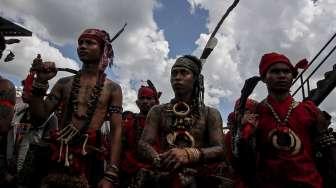 Sejumlah perwakilan masyarakat adat Suku Dayak saat mengikuti Pekan Gawai Dayak ke-32 di kawasan rumah adat Radakng, Pontianak, Kalimantan Barat, Sabtu (20/5/2017). [Suara.com/Kurniawan Mas'ud]