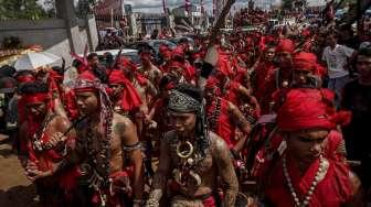 5 Tradisi Unik Suku Dayak, Tak Hanya Kuping Panjang