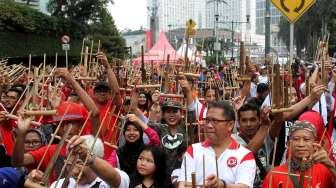 Menkominfo Rudiantara bermain angklung dalam rangka memperingati Hari Kebangkitan Nasional, Minggu [21/5/2017]. [suara.com/Oke Atmaja]