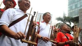 Menkominfo Rudiantara bermain angklung dalam rangka memperingati Hari Kebangkitan Nasional, Minggu [21/5/2017]. [suara.com/Oke Atmaja]