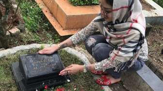 Ziarah Makam, Nikita Mirzani: Miss You So Much Ma, Pa