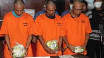 BNN ungkap jaringan sindikat narkotika internasional Malaysia-Aceh dan Medan, dengan barang bukti sabu seberat 25 kg dan lima orang tersangka, dua diantaranya mengendalikan dari LP Tanjung Gusta. [suara.com/Oke Atmaja]
