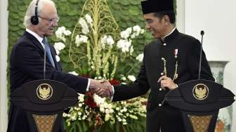 Presiden Joko Widodo (kanan) berjabat tangan dengan Raja Swedia Carl XVI Gustaf (kiri) usai menyampaikan keterangan pers di Istana Bogor, Jawa Barat, Senin (22/5). ANTARA FOTO/Puspa Perwitasar