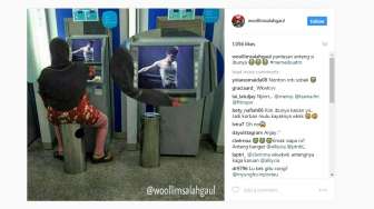 Duduk di ATM Pakai Tong Sampah, Ibu Ini Viral Bahkan Jadi Meme