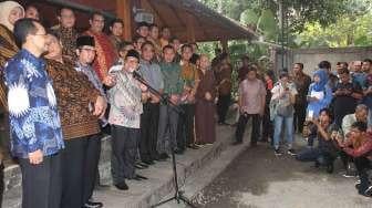 Ketua Umum Partai Kebangkitan Bangsa (PKB) Muhaimin Iskandar bersama sejumlah tokoh politik dan lintas agama menjelaskan soal pertemuan di Warung Sila Ciganjur, Jakarta Selatan, Selasa (23/5/2017). [Suara.com/Oke Atmaja]