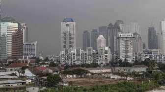 Deretan gedung perkantoran dan apartemen terlihat dari kawasan Gambir, Jakarta, Selasa (23/5/2017). [Suara.com/Kurniawan Mas'ud]