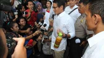 Wakil Gubernur DKI Jakarta terpilih, Sandiaga Uno, saat di Gedung Komisi Pemberantasan Korupsi (KPK) terkait pemeriksaan kasus dugaan korupsi, di Jakarta, Selasa (23/5/2017). [Suara.com/Oke Atmaja]