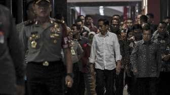 Presiden Joko Widodo dan Wapres Jusuf Kalla kunjungi korban bom Kampung Melayu di RS Polri Kramat Jati, Jakarta, Kamis (25/5). [Suara.com/Kurniawan Mas'ud]