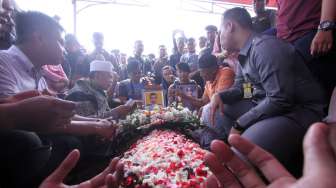 Keluarga dan khalayak berdoa di pemakaman Briptu (anumerta) Taufan Tsunami, korban bom Kampung Melayu, di Pemakaman Umum Pondok Rangon, Jakarta Timur, Kamis (25/5/2017). [Antara/Yulius Satria Wijaya]