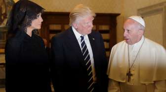 Paus Fransiskus saat berbicara dengan Presiden Amerika Serikat (AS) Donald Trump dan istrinya Melania, di Vatikan, Rabu (24/5/2017). [Alessandra Tarantino/Pool/AFP]