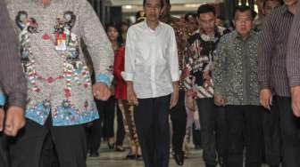 Presiden Joko Widodo dan Wapres Jusuf Kalla kunjungi korban bom Kampung Melayu di RS Polri Kramat Jati, Jakarta, Kamis (25/5). [Suara.com/Kurniawan Mas'ud]