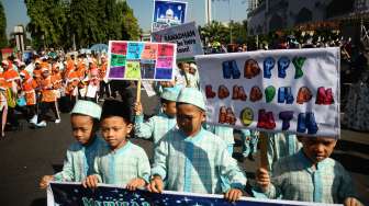 Sejumlah pelajar membawa atribut tulisan menyambut bulan puasa saat Pawai Sambut Ramadan di alun-alun Kudus, Jawa Tengah, Kamis (25/5/2017). [Antara/Yusuf Nugroho]