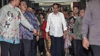 Presiden Joko Widodo dan Wapres Jusuf Kalla kunjungi korban bom Kampung Melayu di RS Polri Kramat Jati, Jakarta, Kamis (25/5). [Suara.com/Kurniawan Mas'ud]