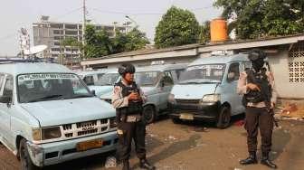 Suasana di kawasan terminal sekitar halte bus Transjakarta pascaledakan bom, di Kampung Melayu, Jakarta, Kamis (25/5/2017). [Suara.com/Oke Atmaja]