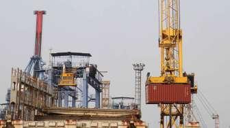 Suasana bongkar muat peti kemas di Jakarta International Container Terminal (JICT), Jakarta, Jumat (26/5).