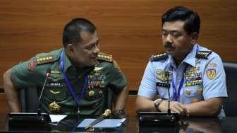 Panglima TNI Jenderal Gatot Nurmantyo dan Kepala Staf TNI Angkatan Udara, Marsekal Hadi Tjahjanto beserta jajarannya menghadiri rapat koordinasi dengan pimpinan Komisi Pemberantasan Korupsi (KPK) di kantor KPK Jakarta, Jumat (26/5).