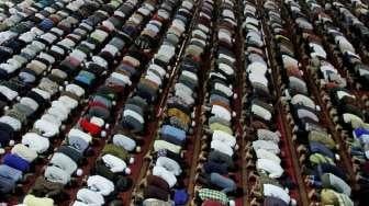 Salat Tarawih pertama di Masjid Istiqlal, Jakarta, Jumat (26/5/2017) malam, diikuti sejumlah besar umat Muslim. [Suara.com/Oke Atmaja]