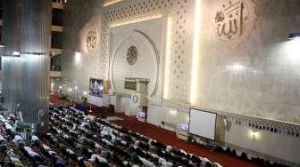 Umat Muslim yang berkesempatan melaksanakan salat Tarawih pertama di Masjid Istiqlal, Jakarta, Jumat (26/5/2017) malam. [Suara.com/Oke Atmaja]