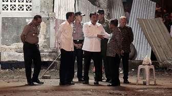 Presiden Joko Widodo, Wapres Jusuf Kalla, Kepala BIN Jenderal Pol Budi Gunawan dan Wakapolri Komjen Pol Syafruddin di lokasi ledakan bom di Terminal Kampung Melayu, Jakarta, Kamis (25/5). [Suara.com/Oke Atmaja]