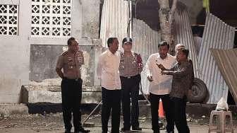 Presiden Joko Widodo, Wapres Jusuf Kalla, Kepala BIN Jenderal Pol Budi Gunawan dan Wakapolri Komjen Pol Syafruddin di lokasi ledakan bom di Terminal Kampung Melayu, Jakarta, Kamis (25/5). [Suara.com/Oke Atmaja]