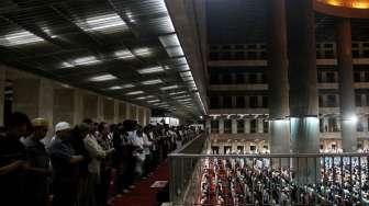 Pelaksanaan salat Tarawih pertama di Masjid Istiqlal, Jakarta, Jumat (26/5/2017) malam. [Suara.com/Oke Atmaja]