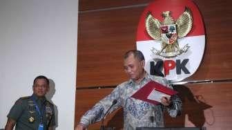 Panglima TNI Jenderal Gatot Nurmantyo dan Kepala Staf TNI Angkatan Udara, Marsekal Hadi Tjahjanto beserta jajarannya menghadiri rapat koordinasi dengan pimpinan Komisi Pemberantasan Korupsi (KPK) di kantor KPK Jakarta, Jumat (26/5).