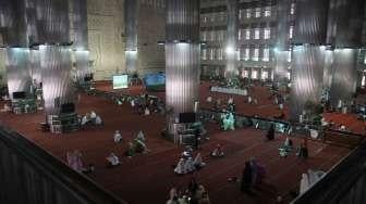 Hari pertama puasa Ramadan 1438 H di Masjid Istiqlal, Jakarta, Sabtu (27/5)). 